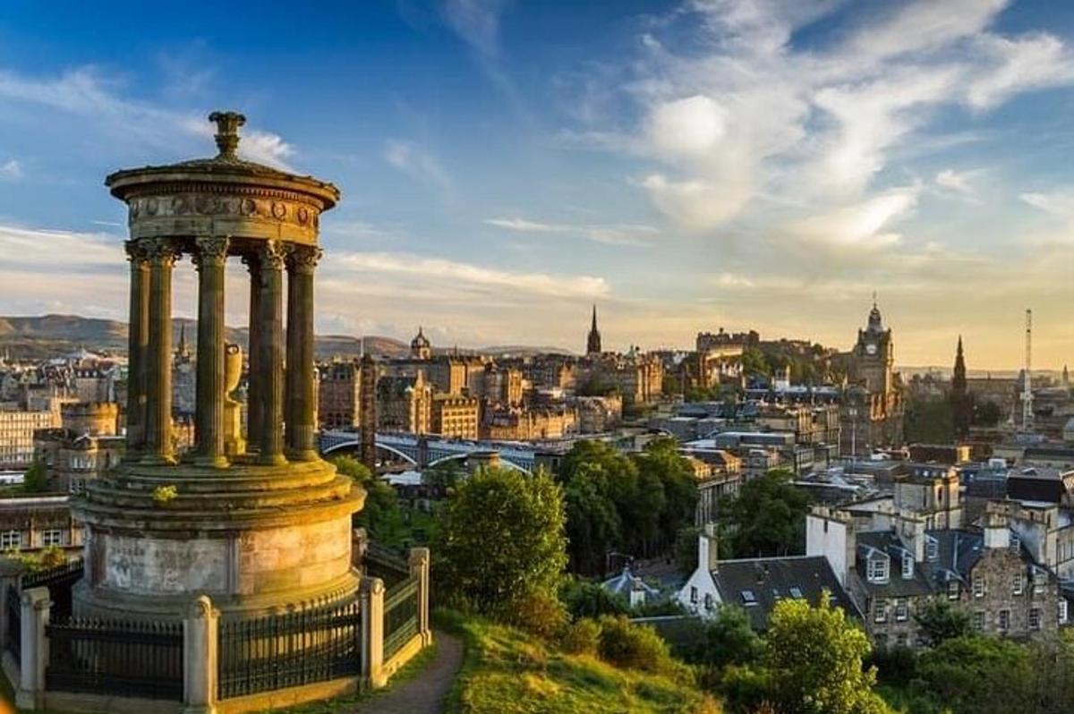 una vista de la ciutat d'Edimburg amb un monument