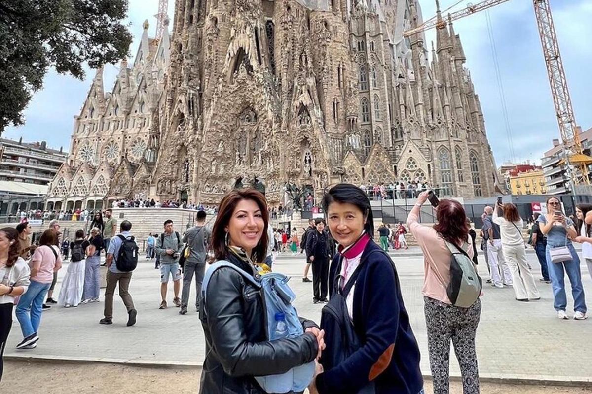 due donne in piedi davanti a una cattedrale