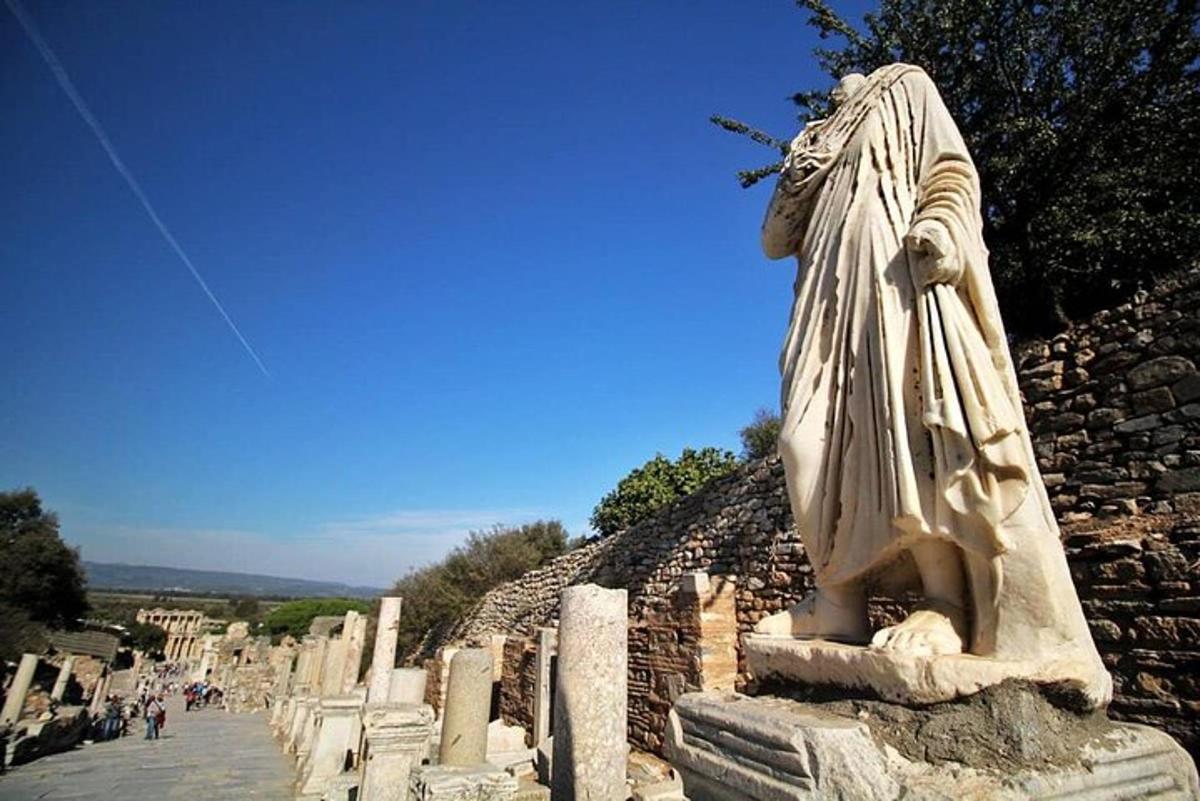 una estàtua d'un home dret a dalt d'una paret