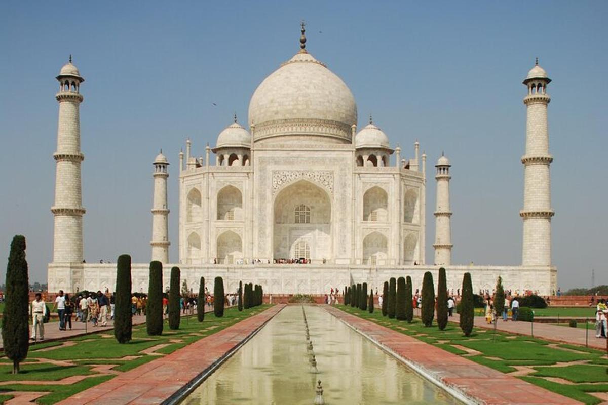 Pogled na Taj Mahal z ribnikom pred njim