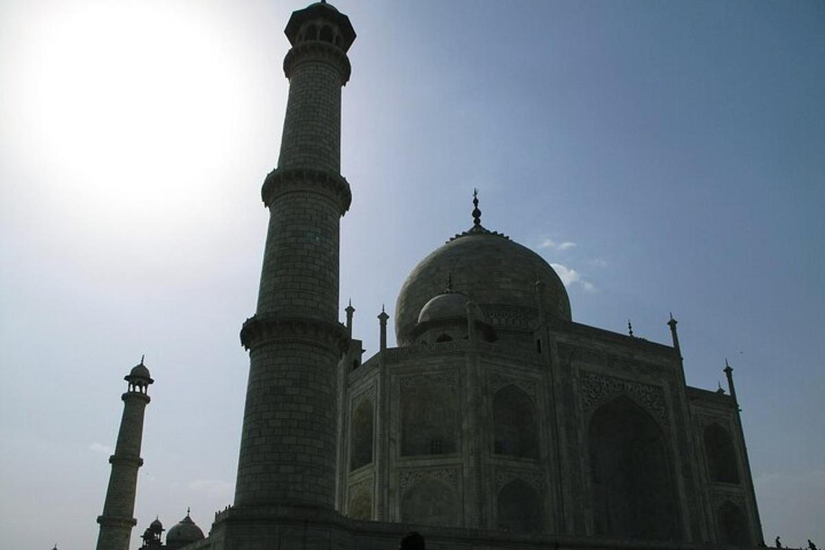 mošeja z minaretom pred nebom