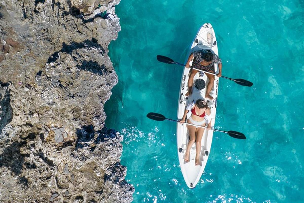 zwei Personen in einem Kajak im blauen Wasser