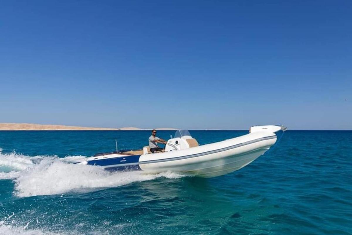 un uomo su una barca in acqua