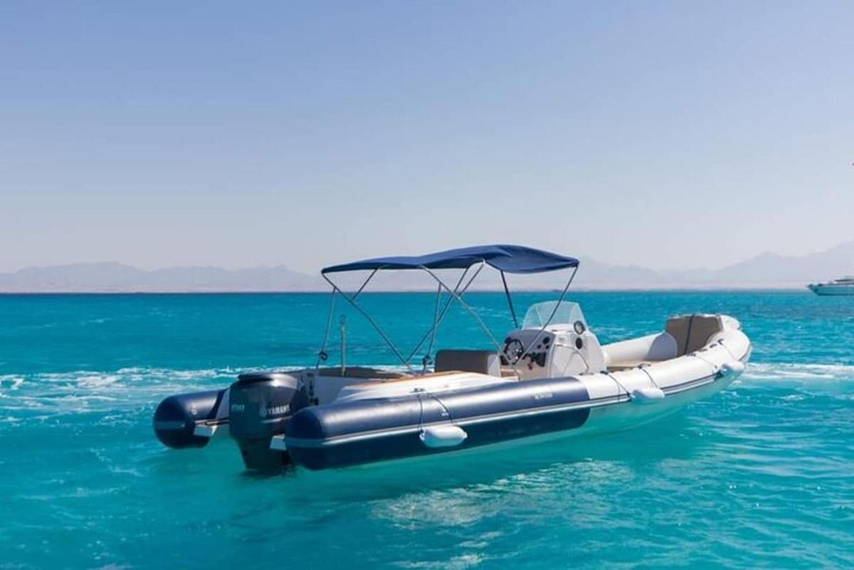 isang bangka na lumulutang sa tubig sa karagatan