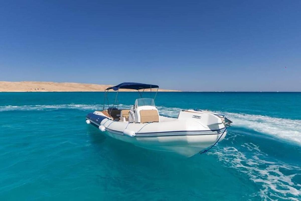 un barco blanco en medio del agua