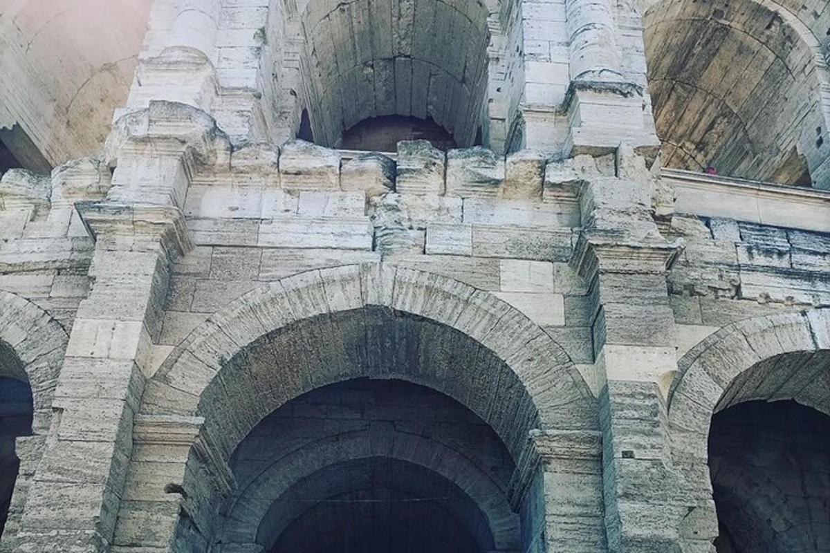 Un edificio de piedra con cuatro arcos.