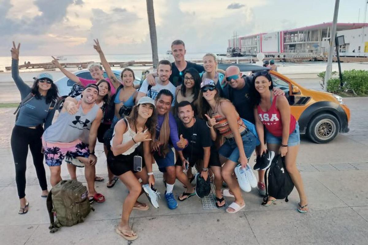 un gruppo di persone che posano per una foto