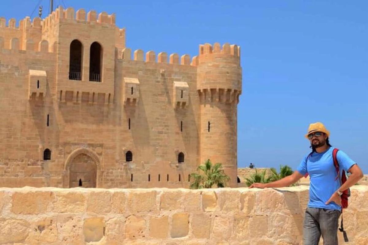 un home dret davant d'un castell
