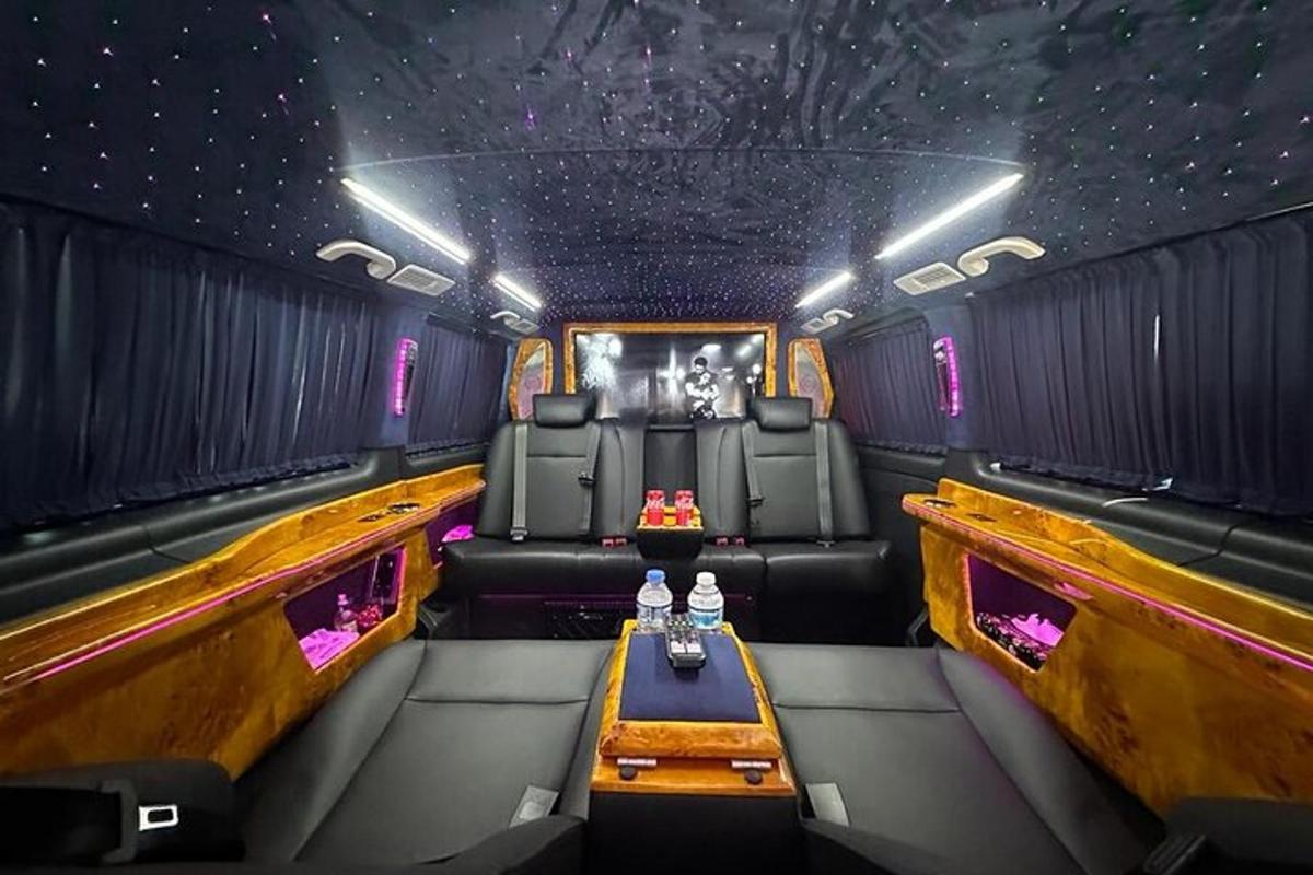 Un autobús con sillas y una mesa en el medio.