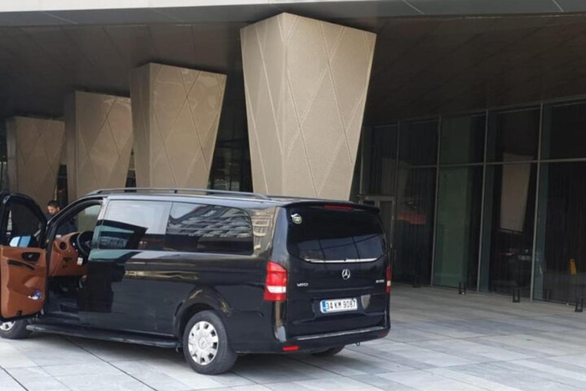 Una camioneta negra estacionada frente a un edificio