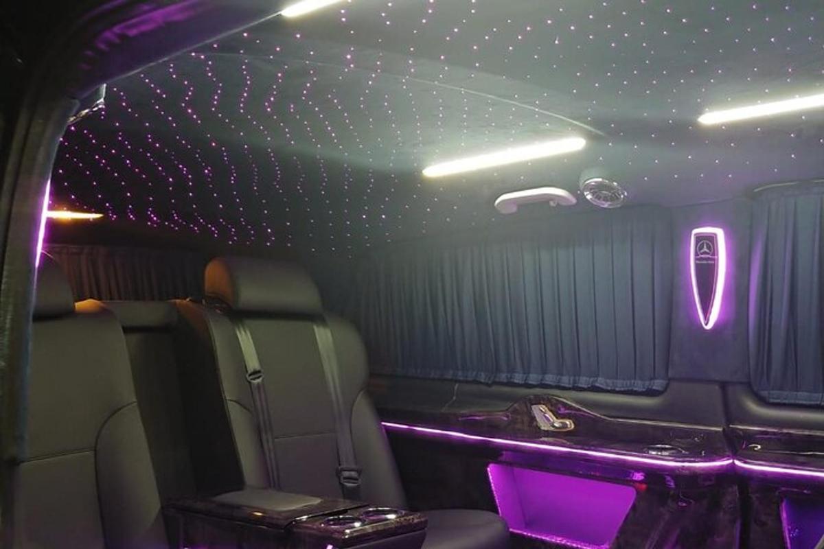 Una cabina de avión con luces moradas en el techo.