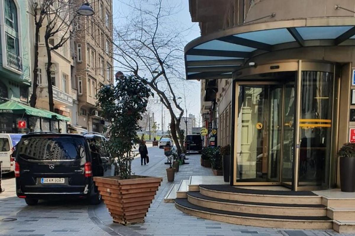 una camioneta estacionada en una calle al lado de un edificio
