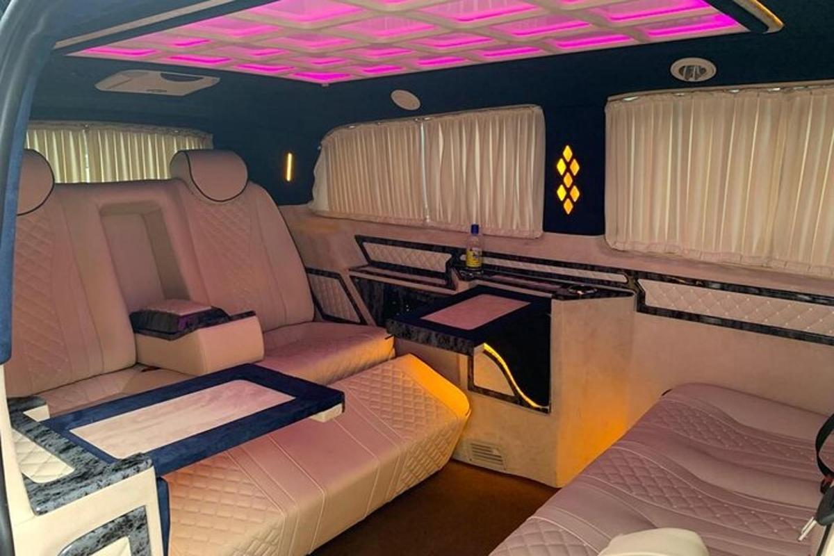 Un interior de una limusina con una cama y un piano.