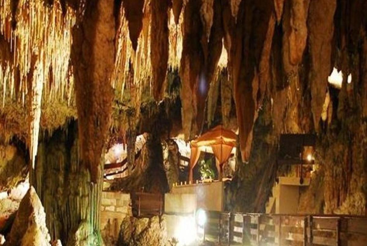 una stanza cavernosa con una parete rocciosa