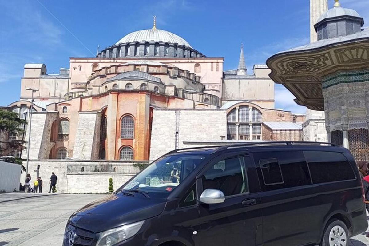 Una camioneta negra estacionada frente a un edificio