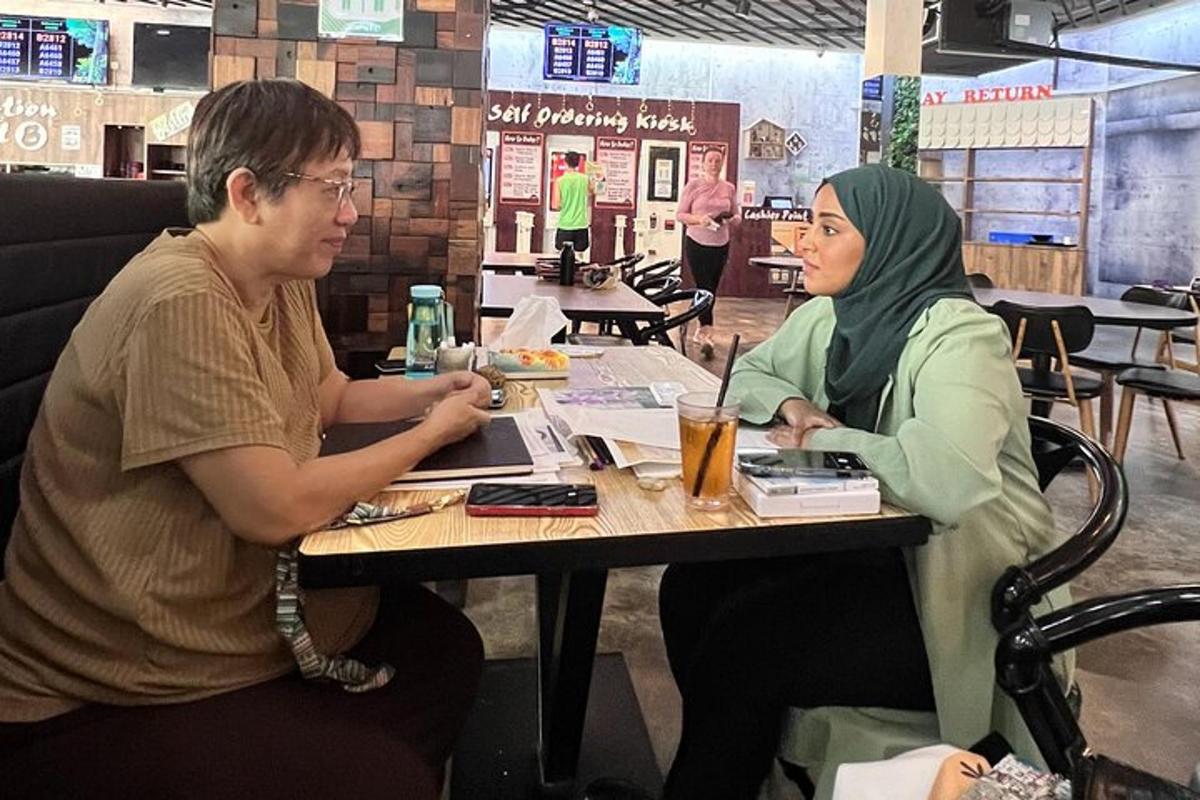 dua wanita duduk di meja di sebuah restoran