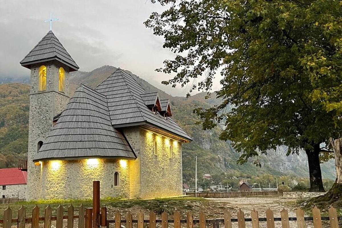 una piccola chiesa con luci in cima