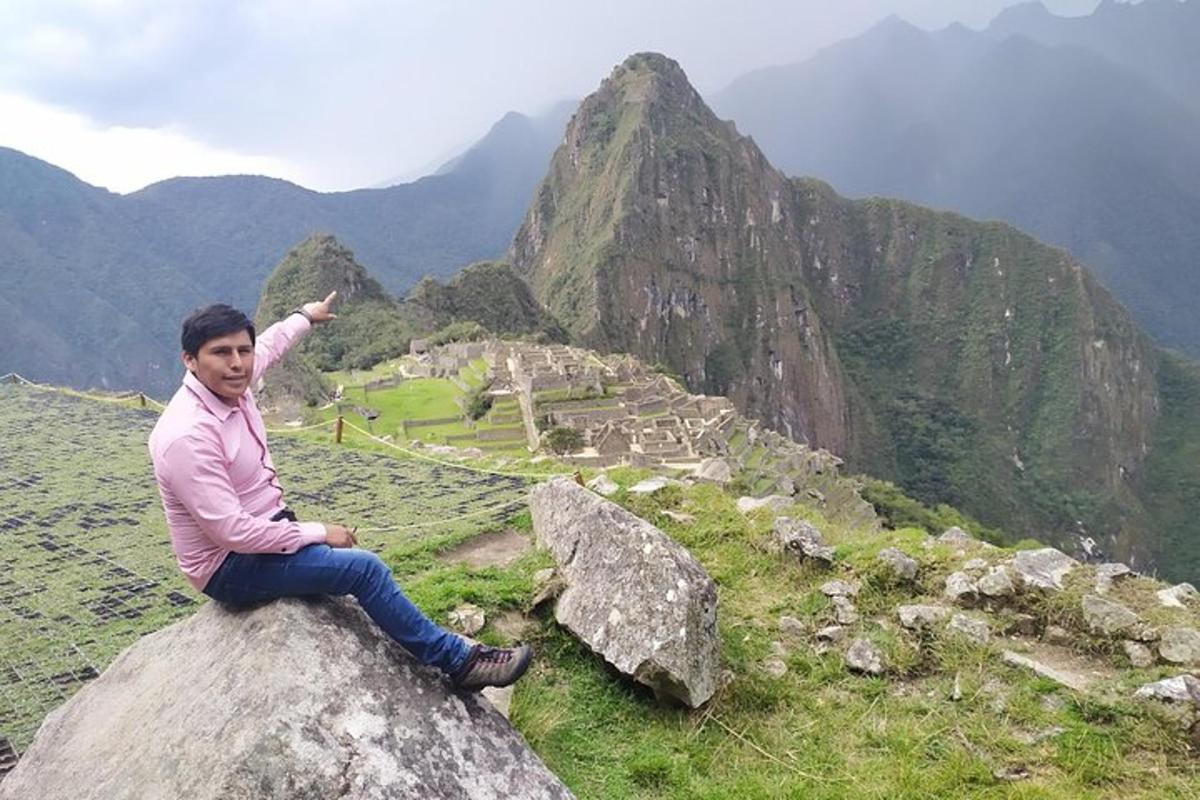 um homem sentado em uma rocha em uma montanha