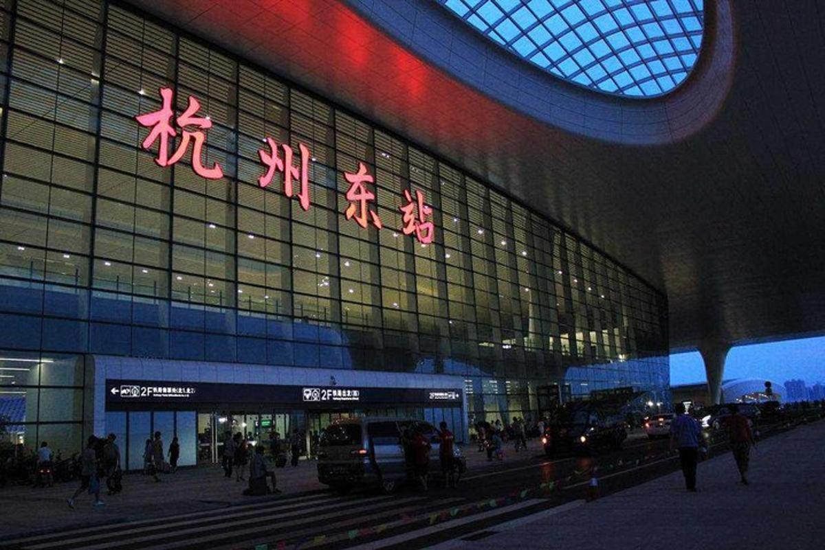 侧面有标志的建筑物