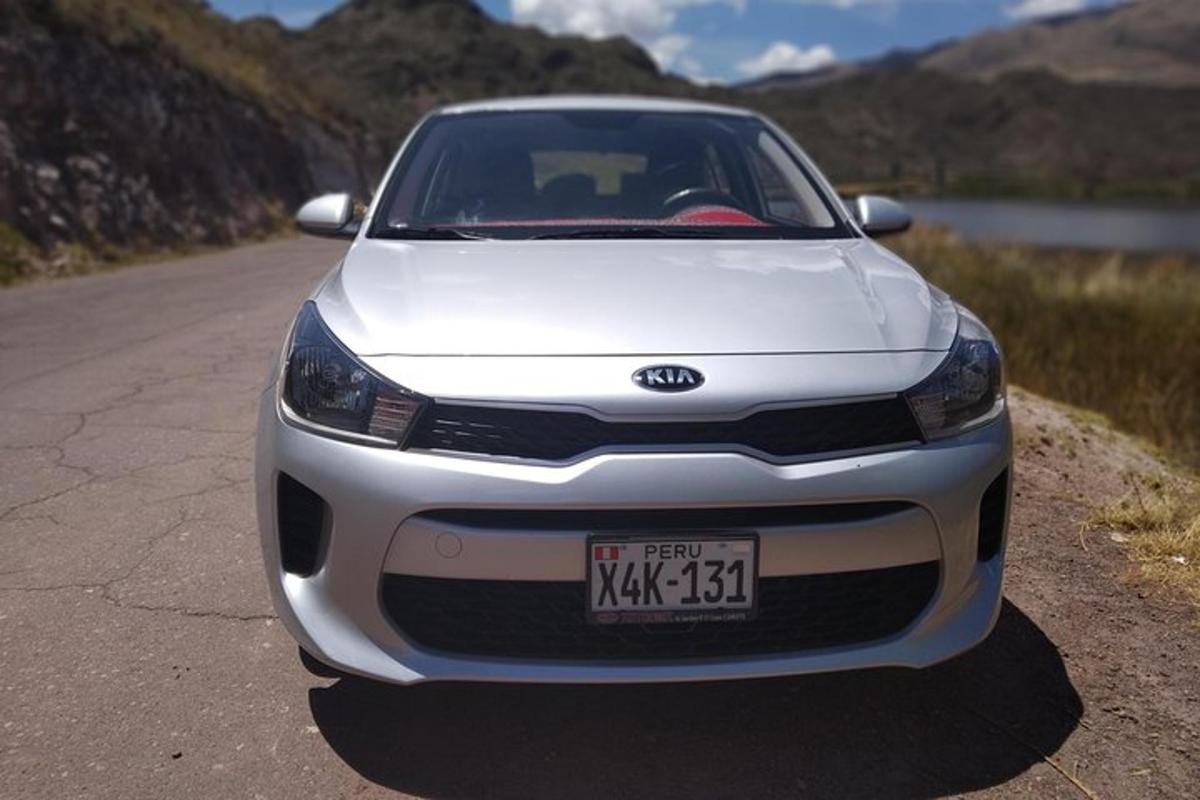 um carro branco estacionado na beira de uma estrada