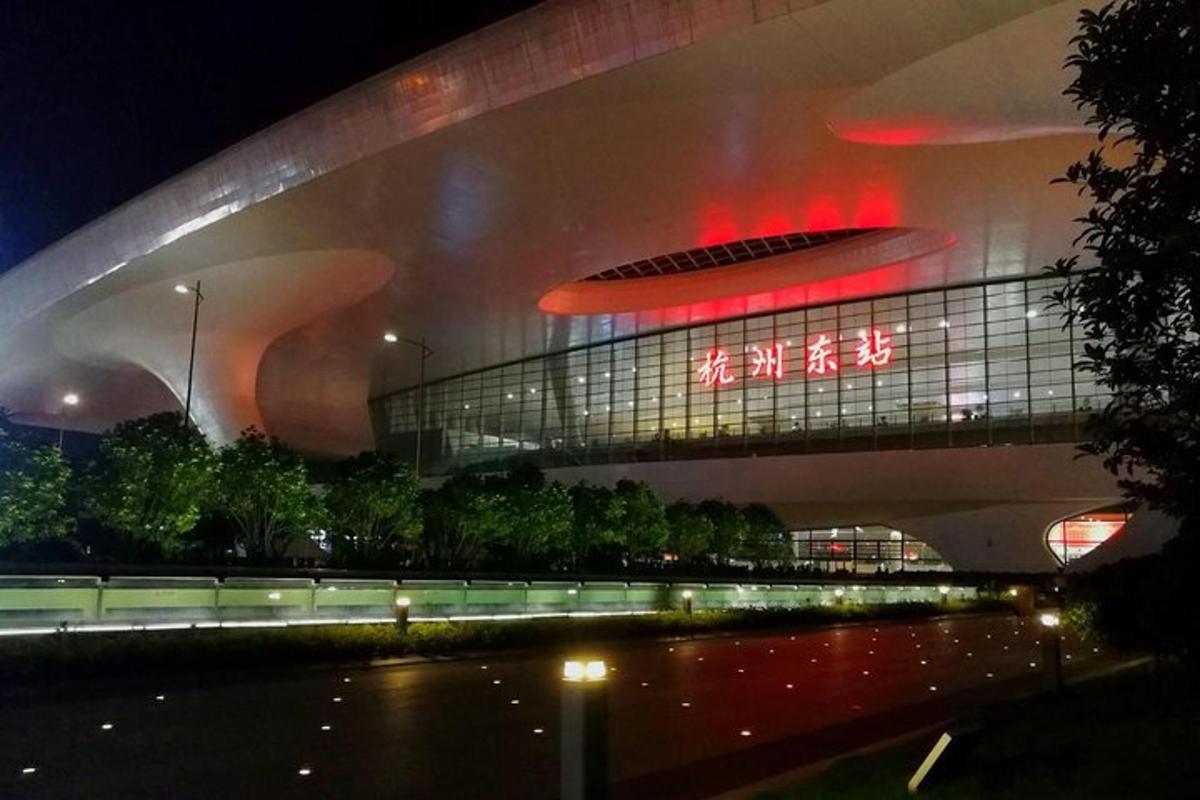 亮着红灯的大楼夜景