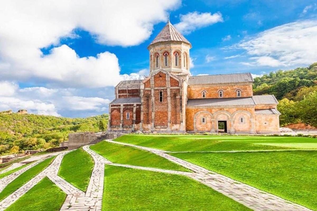 stara opečnata stavba s stolpom na zelenem polju