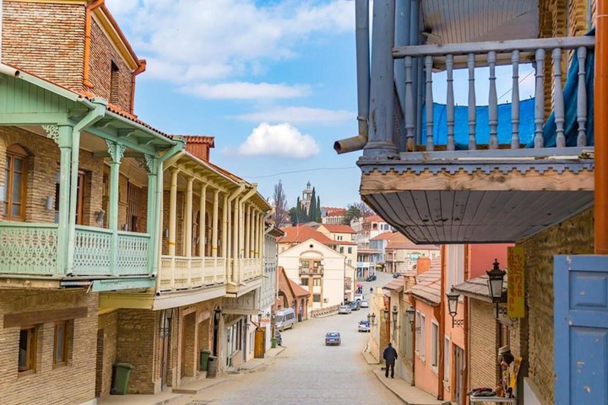mestna ulica z balkonom na stavbi
