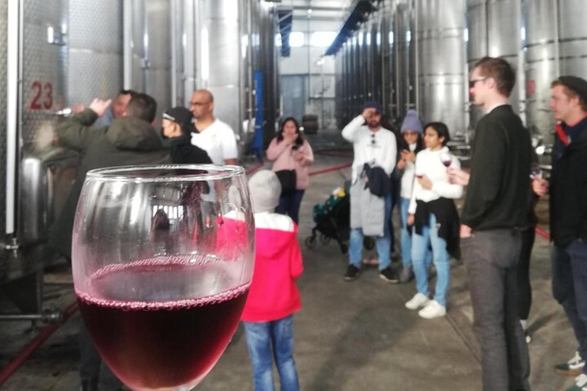una copa de vino tinto en un grupo de personas