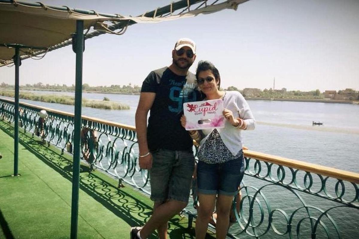 un uomo e una donna che tengono un cartello su un ponte