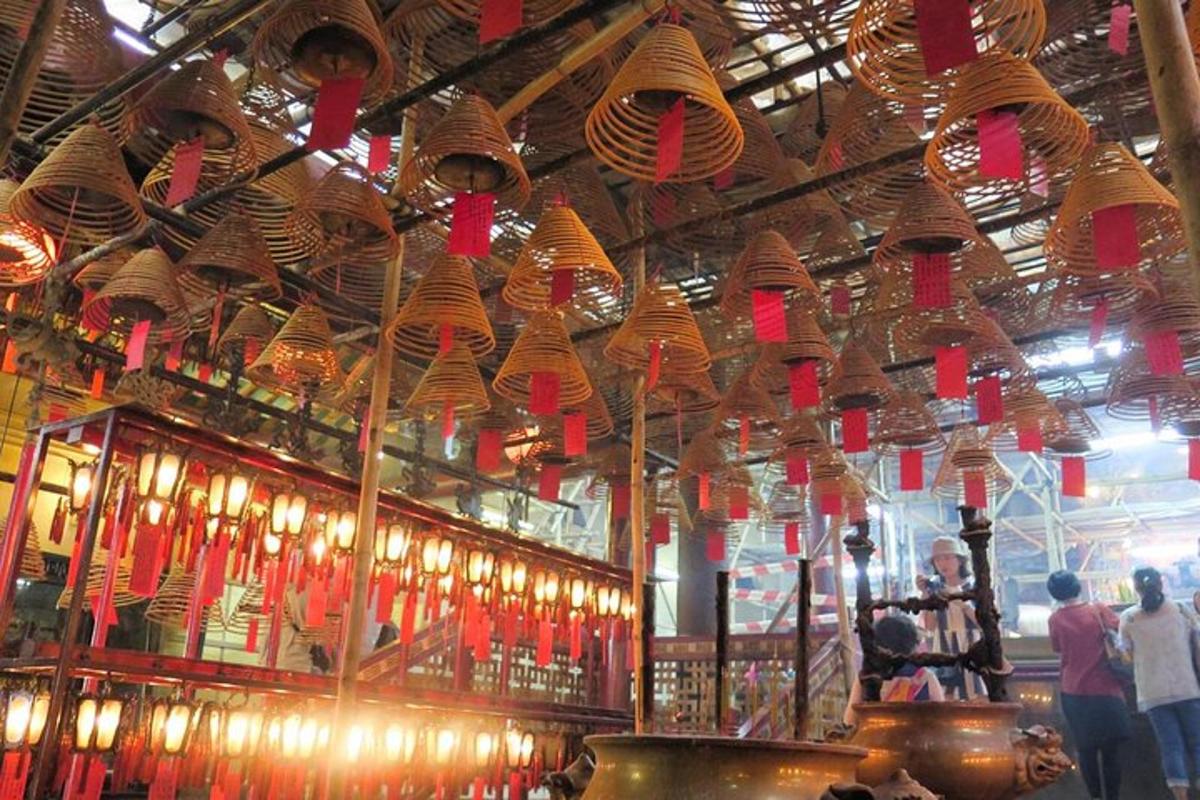 un bar avec un tas de lumières suspendues au plafond