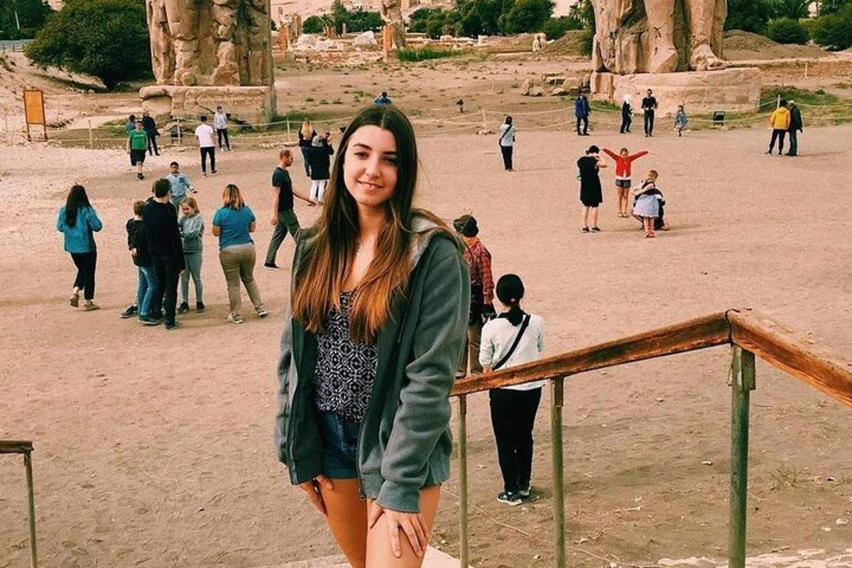 una dona dreta davant d'un grup de persones