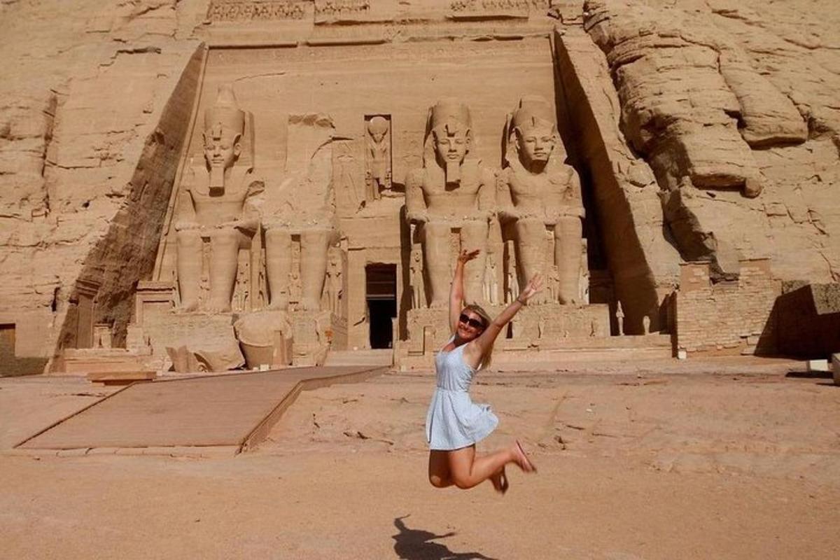 امرأة تقفز أمام الثيراو