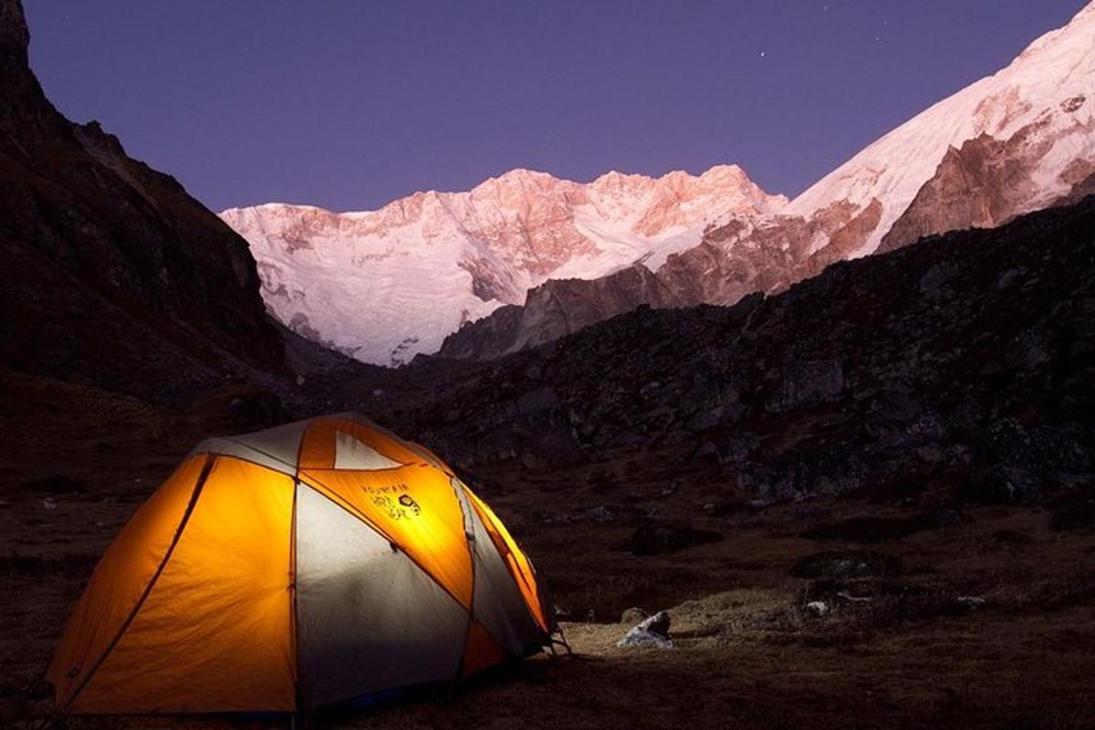 una tienda de campaña situada en medio de una montaña