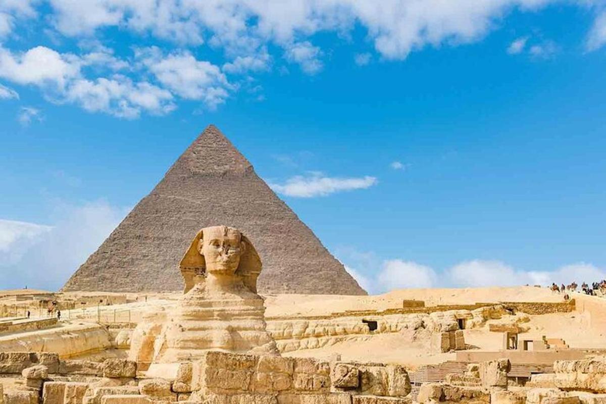 eine Pyramide und eine Statue vor einer Pyramide