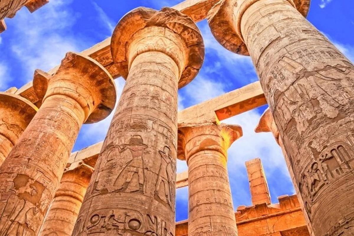 antiche colonne di un edificio con un cielo azzurro sullo sfondo