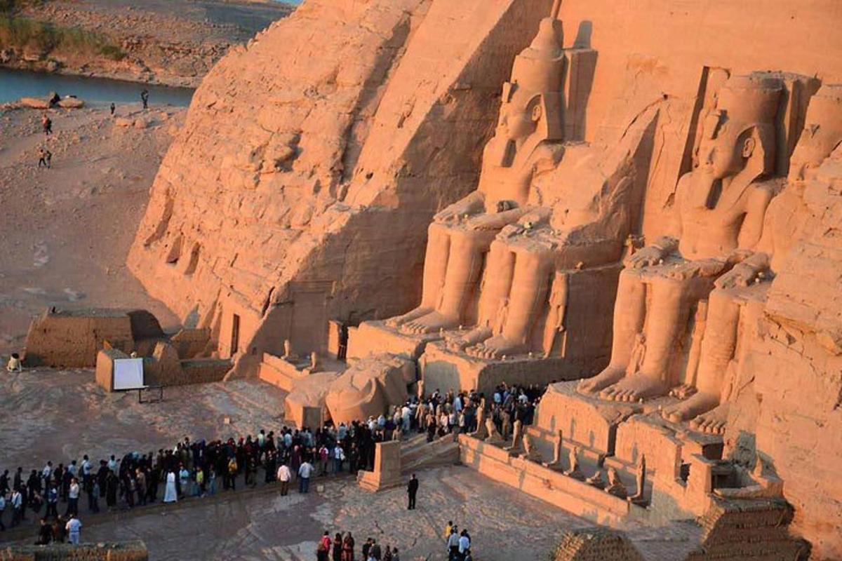 a large group of people standing in front of anaraoh