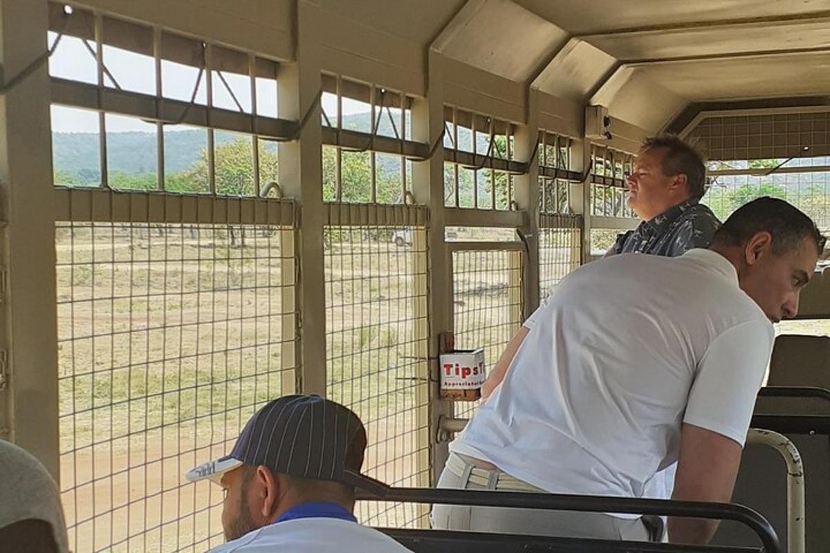 Un grupo de hombres de pie dentro de un tren.