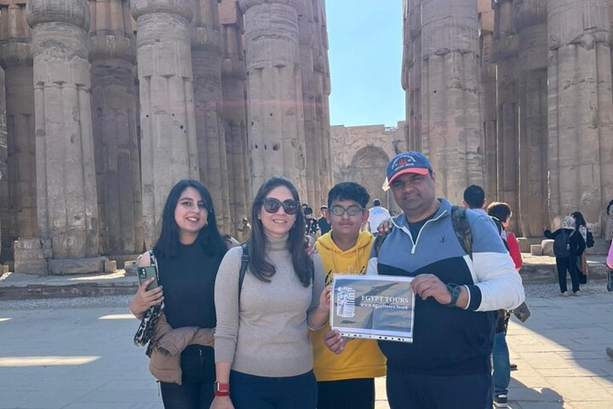egy csoport ember áll a colosseum előtt