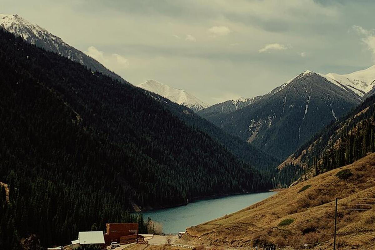 um lago no meio de uma montanha