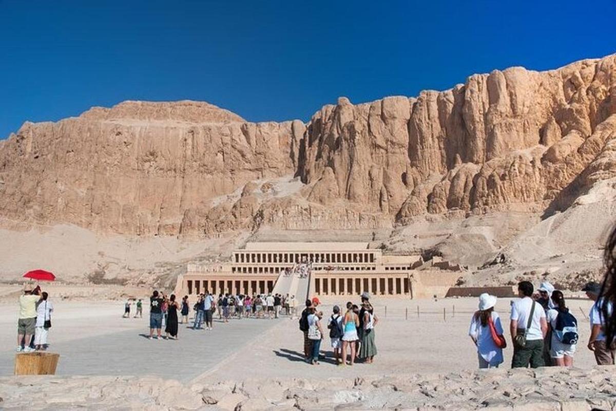 un grup de persones dempeus davant d'un edifici