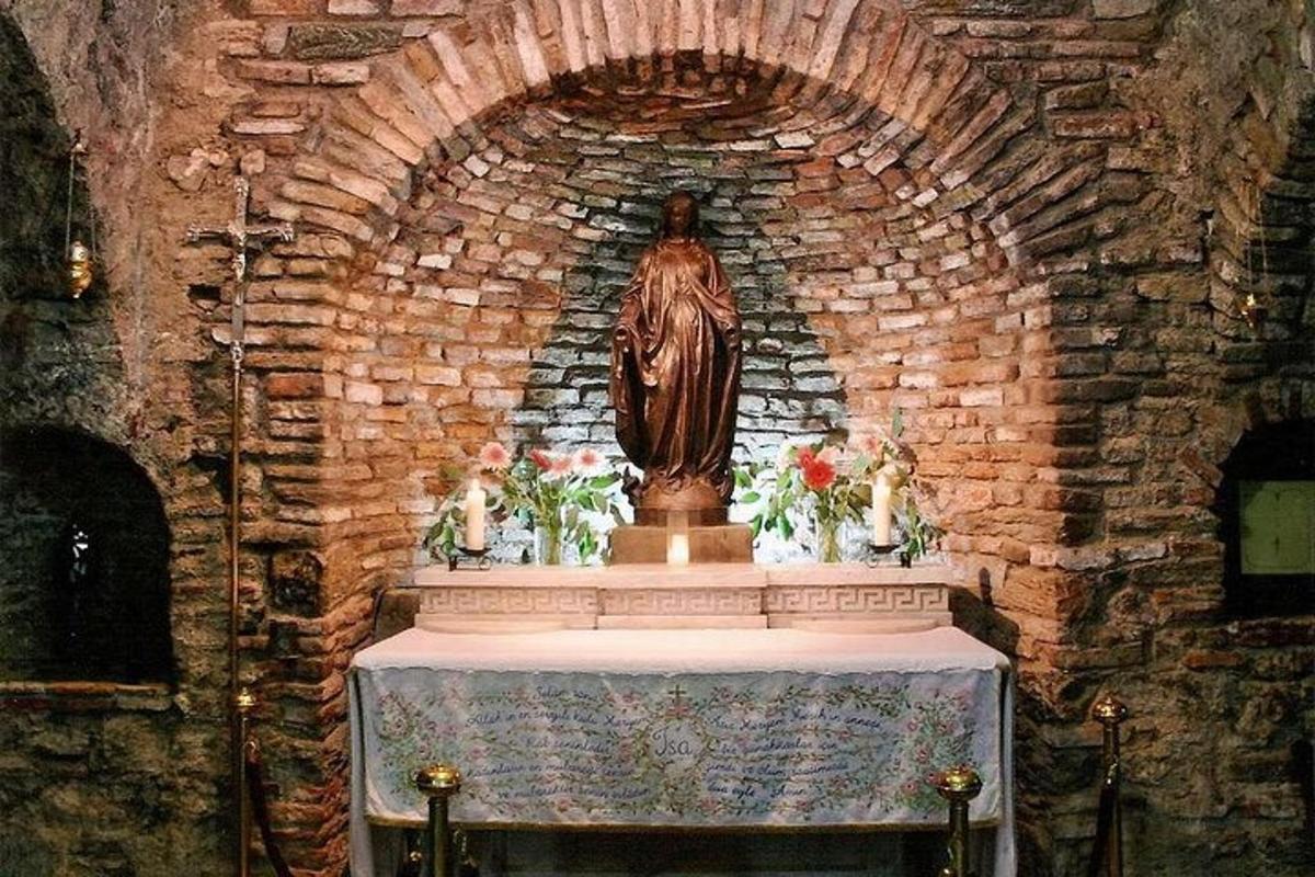 patung seorang wanita di altar gereja