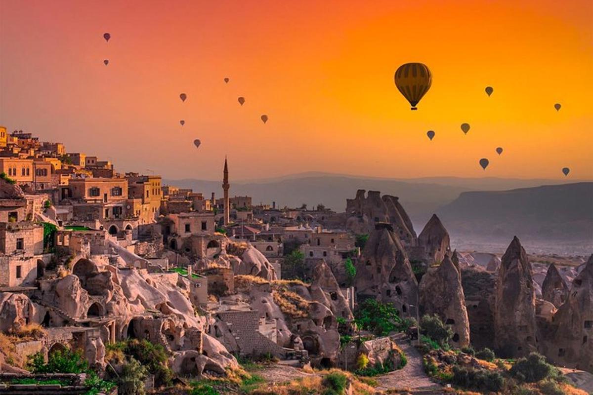 un gruppo di mongolfiere che sorvolano una città