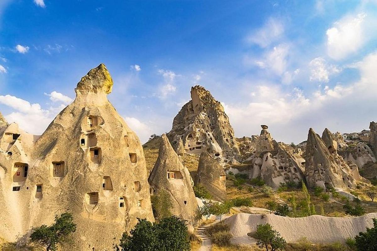 gunung berbatu dengan tempat tinggal di atasnya