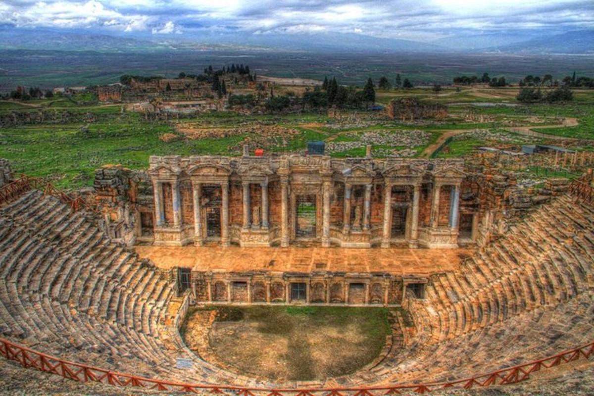 una vista aerea di un anfiteatro presso le rovine