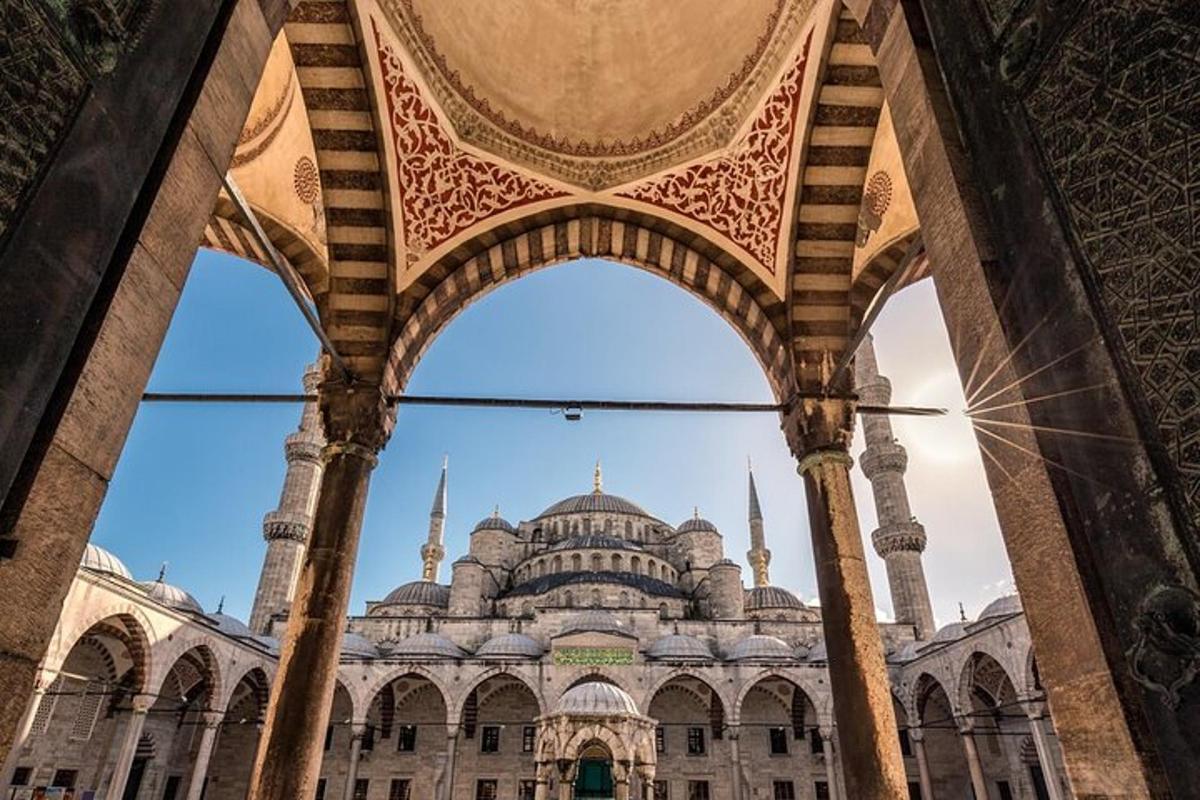 Pohled na mešitu Sultan Ahmed skrz oblouk