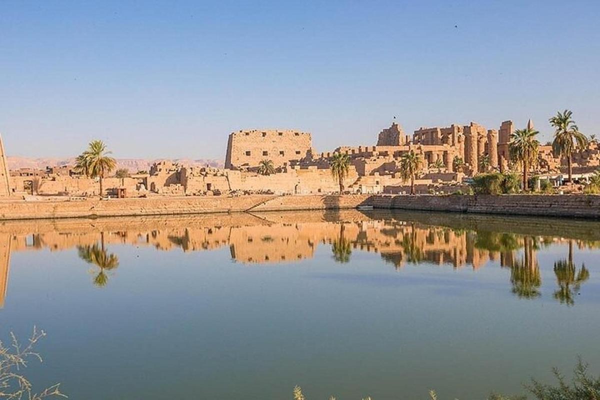 Una vista de una ciudad con un cuerpo de agua.