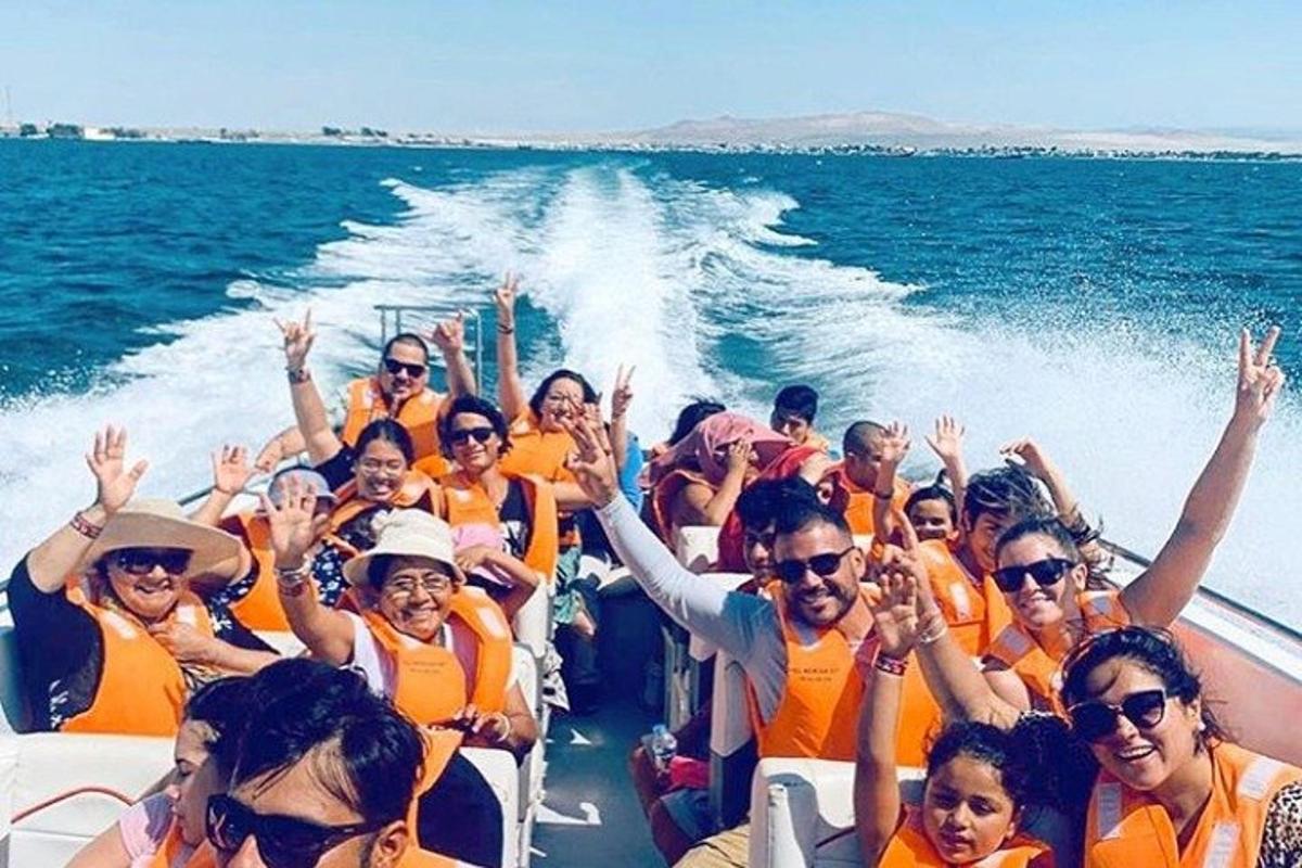 un gruppo di persone su una barca in acqua