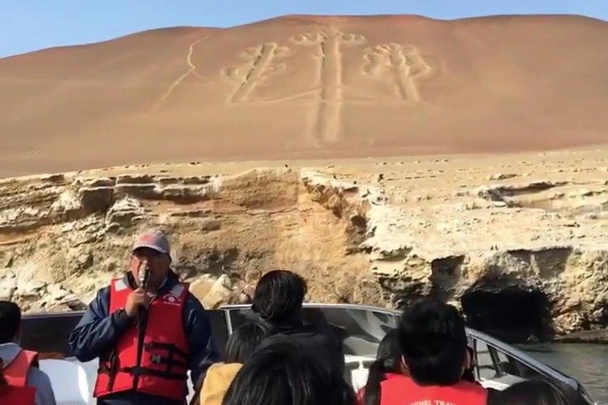 un gruppo di persone su una barca nel deserto