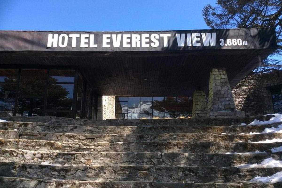 un indicator cu vedere la hotelul Everwest pe o clădire cu scări