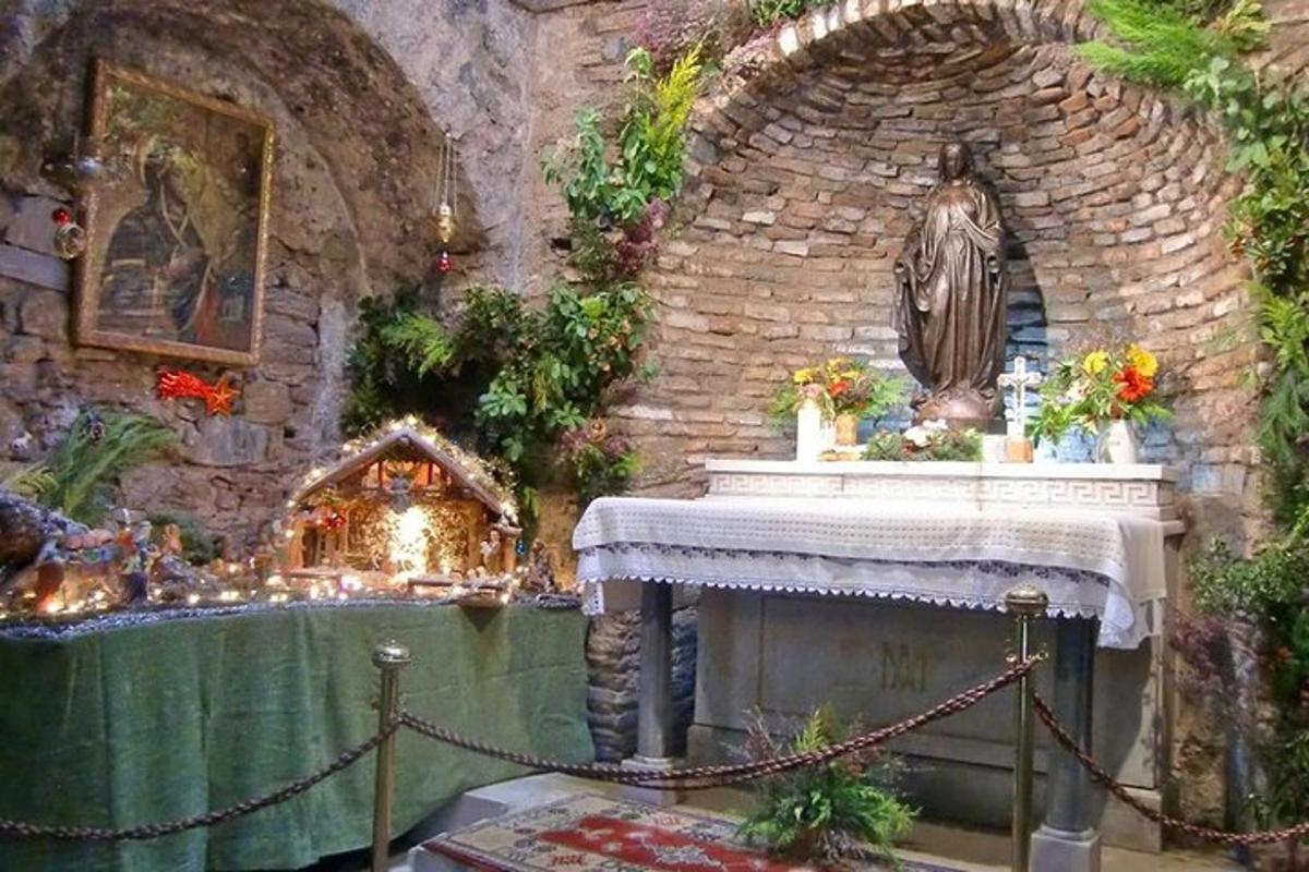 ένα δωμάτιο με τζάκι και ένα άγαλμα σε ένα τραπέζι